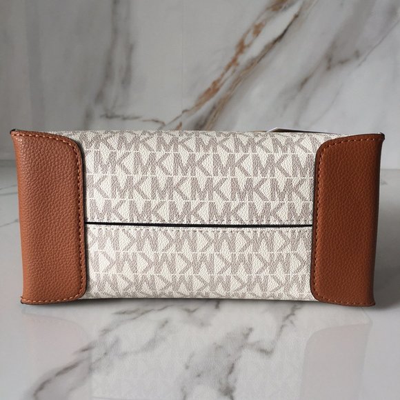 💎 Michael Kors Metal Logo Totes Silver tone hardware 💎 - Picture 8 of 9